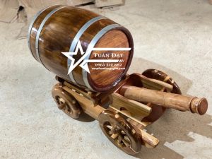 Thùng gỗ sồi ngâm rượu để trên xe pháo