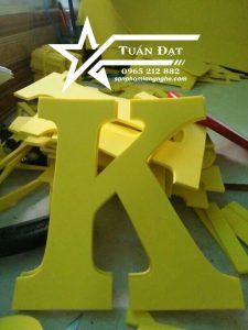 chữ xốp màu vàng